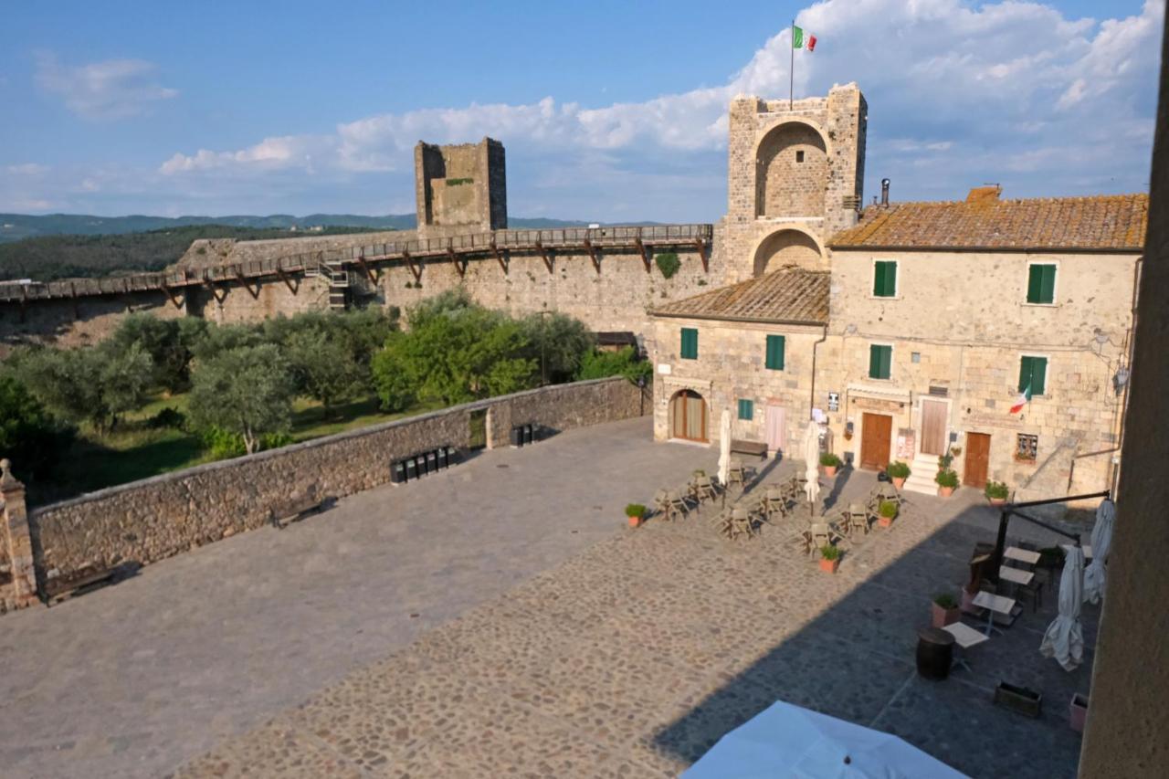 Rooms And Wine Al Castello Monteriggioni Luaran gambar